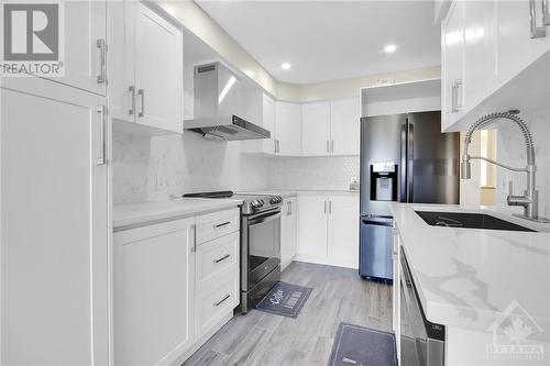 9 Plumas Gate, Nepean, ON - Indoor Photo Showing Kitchen With Upgraded Kitchen