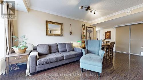 #2 -667A Warden Ave W, Toronto, ON - Indoor Photo Showing Living Room