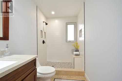 160 Taylor Dr, Barrie, ON - Indoor Photo Showing Bathroom