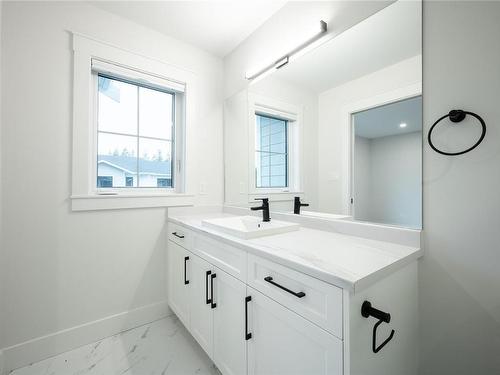 28-1090 Evergreen Rd, Campbell River, BC - Indoor Photo Showing Bathroom