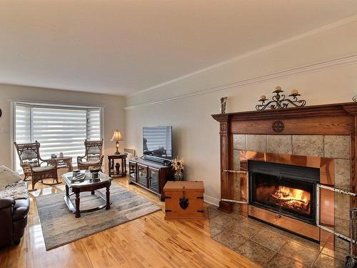 Vue d'ensemble - 59 Rue Beloeil, Clermont, QC - Indoor Photo Showing Living Room With Fireplace
