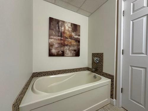 402 375 Adelaide Street, Thunder Bay, ON - Indoor Photo Showing Bathroom