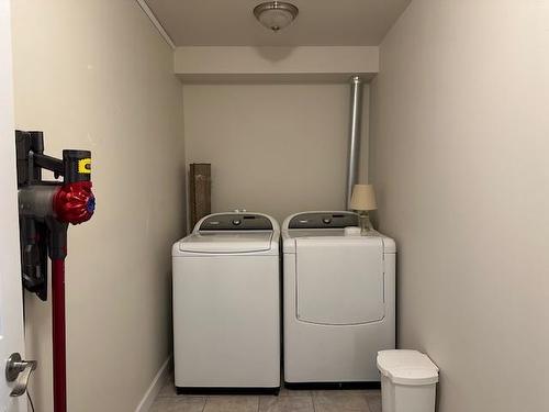 402 375 Adelaide Street, Thunder Bay, ON - Indoor Photo Showing Laundry Room