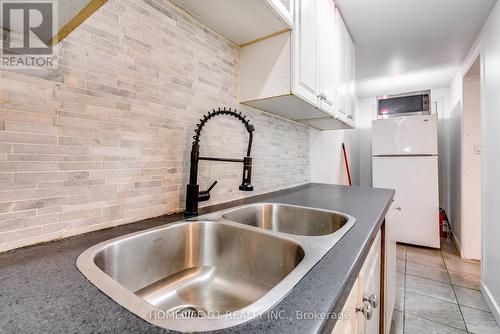 78 Joanne Crt, Leamington, ON - Indoor Photo Showing Kitchen With Double Sink