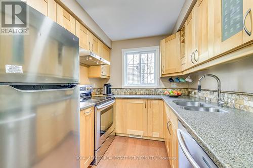1405 Cedarglen Crt, Oakville, ON - Indoor Photo Showing Kitchen With Double Sink