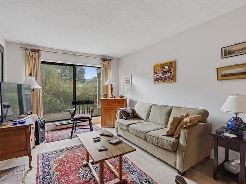 7232 Kimpata Way, Central Saanich, BC - Indoor Photo Showing Living Room
