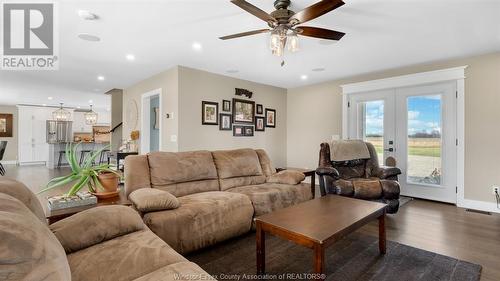 7233 County Rd 50 West, Amherstburg, ON - Indoor Photo Showing Living Room