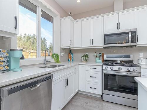 746 James Pl, Ladysmith, BC - Indoor Photo Showing Kitchen With Double Sink
