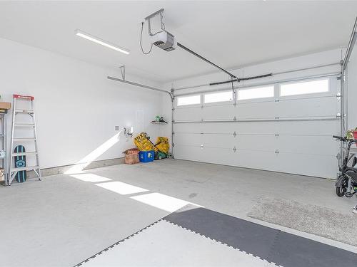 746 James Pl, Ladysmith, BC - Indoor Photo Showing Garage