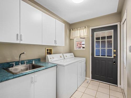 1697 Swan Cres, Courtenay, BC - Indoor Photo Showing Laundry Room