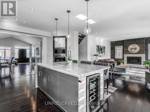 556 Exbury Cres, Mississauga, ON - Indoor Photo Showing Kitchen With Upgraded Kitchen