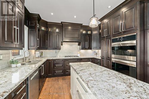 17 Oak Ridge Drive, Halton Hills, ON - Indoor Photo Showing Kitchen With Stainless Steel Kitchen With Double Sink With Upgraded Kitchen