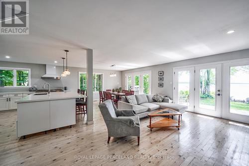 317 Riverside Drive, Kawartha Lakes, ON - Indoor Photo Showing Living Room