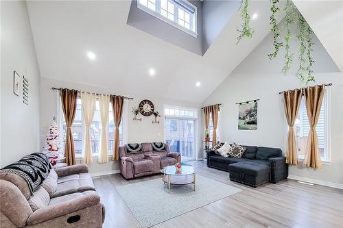 96 Anastasia Boulevard, Smithville, ON - Indoor Photo Showing Living Room
