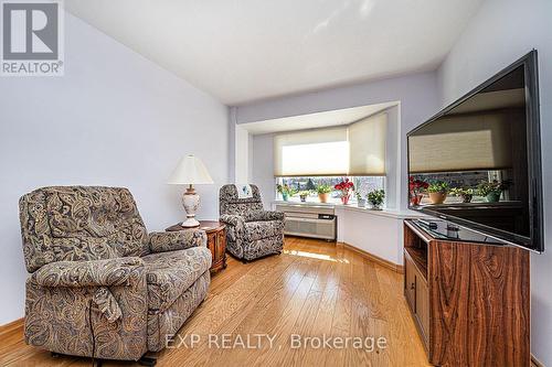 316 - 155 Riverglen Drive, Georgina, ON - Indoor Photo Showing Living Room