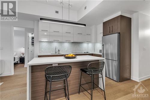 428 Sparks Street Unit#201, Ottawa, ON - Indoor Photo Showing Kitchen With Stainless Steel Kitchen With Upgraded Kitchen