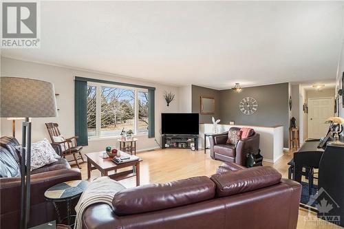 5703 Eloise Crescent, Ottawa, ON - Indoor Photo Showing Living Room