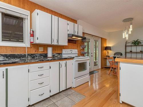 1816 Meadowlark Cres, Nanaimo, BC - Indoor Photo Showing Kitchen With Double Sink
