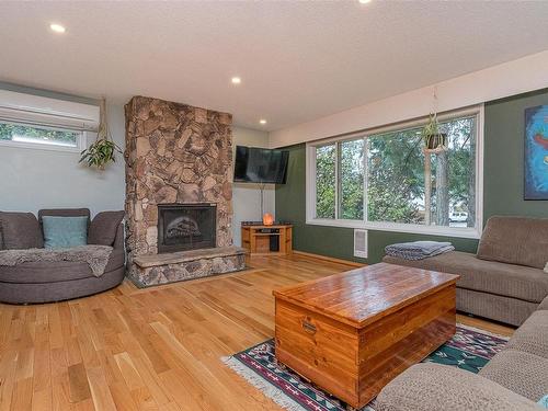 1816 Meadowlark Cres, Nanaimo, BC - Indoor Photo Showing Living Room With Fireplace