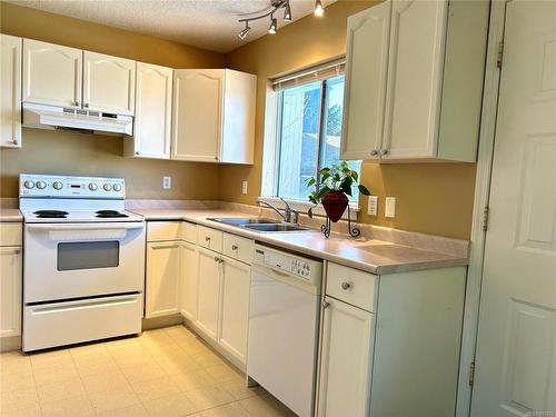5489 Kenwill Dr, Nanaimo, BC - Indoor Photo Showing Kitchen With Double Sink