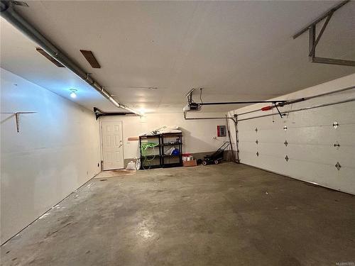 5489 Kenwill Dr, Nanaimo, BC - Indoor Photo Showing Garage