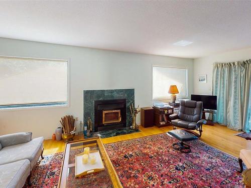 1603 Treasure Cres, Pender Island, BC - Indoor Photo Showing Living Room With Fireplace