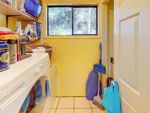 1603 Treasure Cres, Pender Island, BC - Indoor Photo Showing Laundry Room