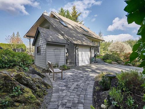 11015 Tryon Pl, North Saanich, BC - Outdoor