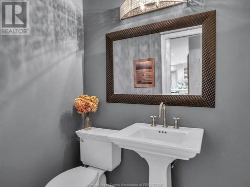 930 Golfwood, Lasalle, ON - Indoor Photo Showing Bathroom
