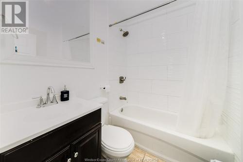 1624 Aubin Road, Windsor, ON - Indoor Photo Showing Bathroom