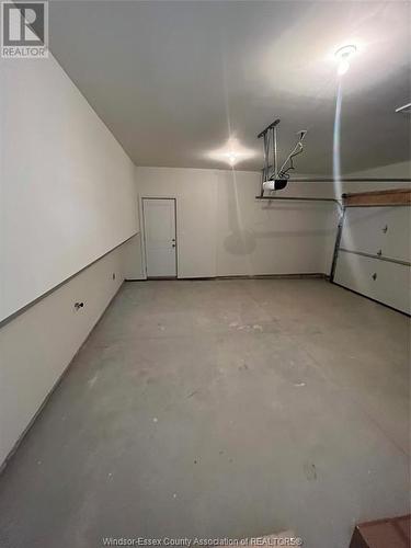 390 Hemlock Lane Unit# Upper, Lakeshore, ON - Indoor Photo Showing Garage