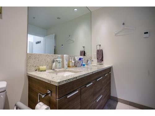 305 - 710 Vernon Street, Nelson, BC - Indoor Photo Showing Bathroom