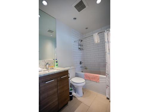 305 - 710 Vernon Street, Nelson, BC - Indoor Photo Showing Bathroom