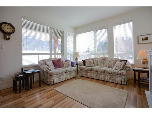 305 - 710 Vernon Street, Nelson, BC - Indoor Photo Showing Living Room