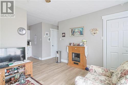 33 Queen Street, Minto, NB - Indoor Photo Showing Living Room