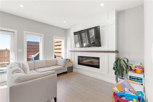 25 200 Skyline Drive, Winnipeg, MB - Indoor Photo Showing Living Room With Fireplace
