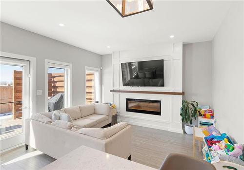25 200 Skyline Drive, Winnipeg, MB - Indoor Photo Showing Living Room With Fireplace