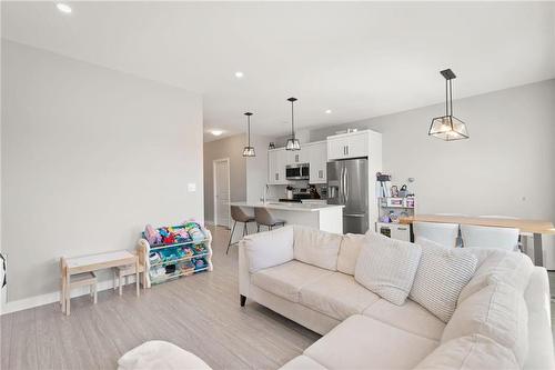 25 200 Skyline Drive, Winnipeg, MB - Indoor Photo Showing Living Room