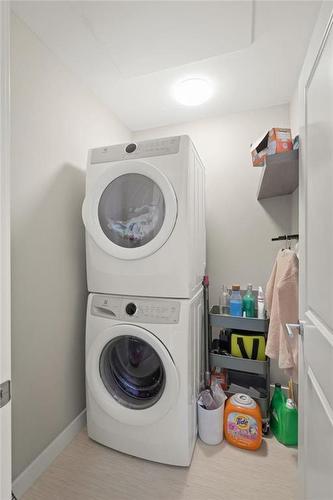 25 200 Skyline Drive, Winnipeg, MB - Indoor Photo Showing Laundry Room
