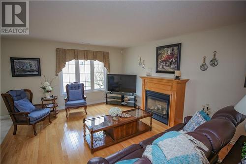 14 Loyalist Place, Brockville, ON - Indoor Photo Showing Living Room With Fireplace