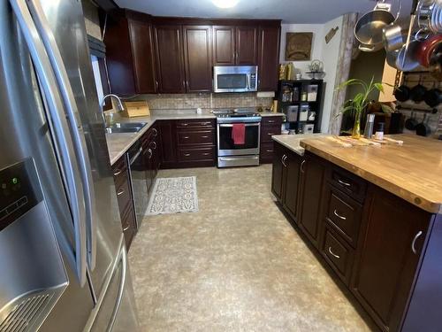 128 Pipeline Road, Thunder Bay, ON - Indoor Photo Showing Kitchen With Double Sink