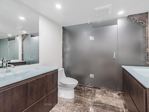 701-900 Yonge St, Toronto, ON - Indoor Photo Showing Bathroom
