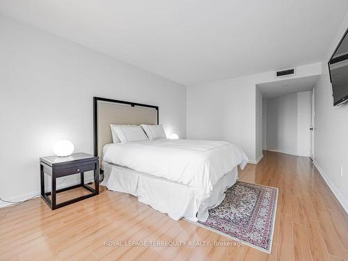 701-900 Yonge St, Toronto, ON - Indoor Photo Showing Bedroom
