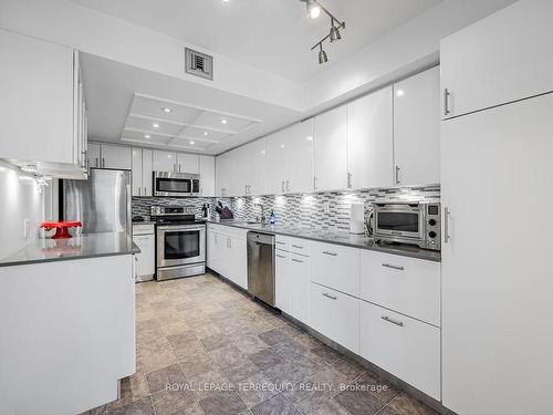 701-900 Yonge St, Toronto, ON - Indoor Photo Showing Kitchen With Upgraded Kitchen