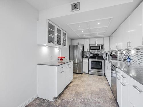 701-900 Yonge St, Toronto, ON - Indoor Photo Showing Kitchen With Upgraded Kitchen
