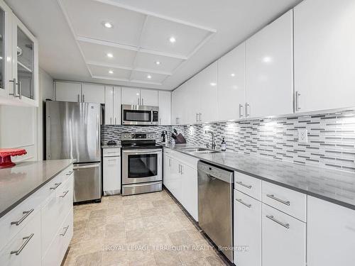 701-900 Yonge St, Toronto, ON - Indoor Photo Showing Kitchen With Double Sink With Upgraded Kitchen