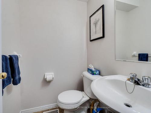 4 Curzon Cres, Guelph, ON - Indoor Photo Showing Bathroom