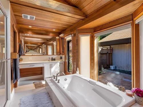 1032 Lands End Rd, North Saanich, BC -  Photo Showing Bathroom