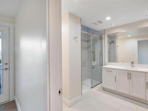 1032 Lands End Rd, North Saanich, BC - Indoor Photo Showing Bathroom