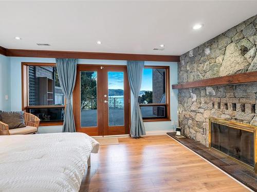 1032 Lands End Rd, North Saanich, BC - Indoor With Fireplace